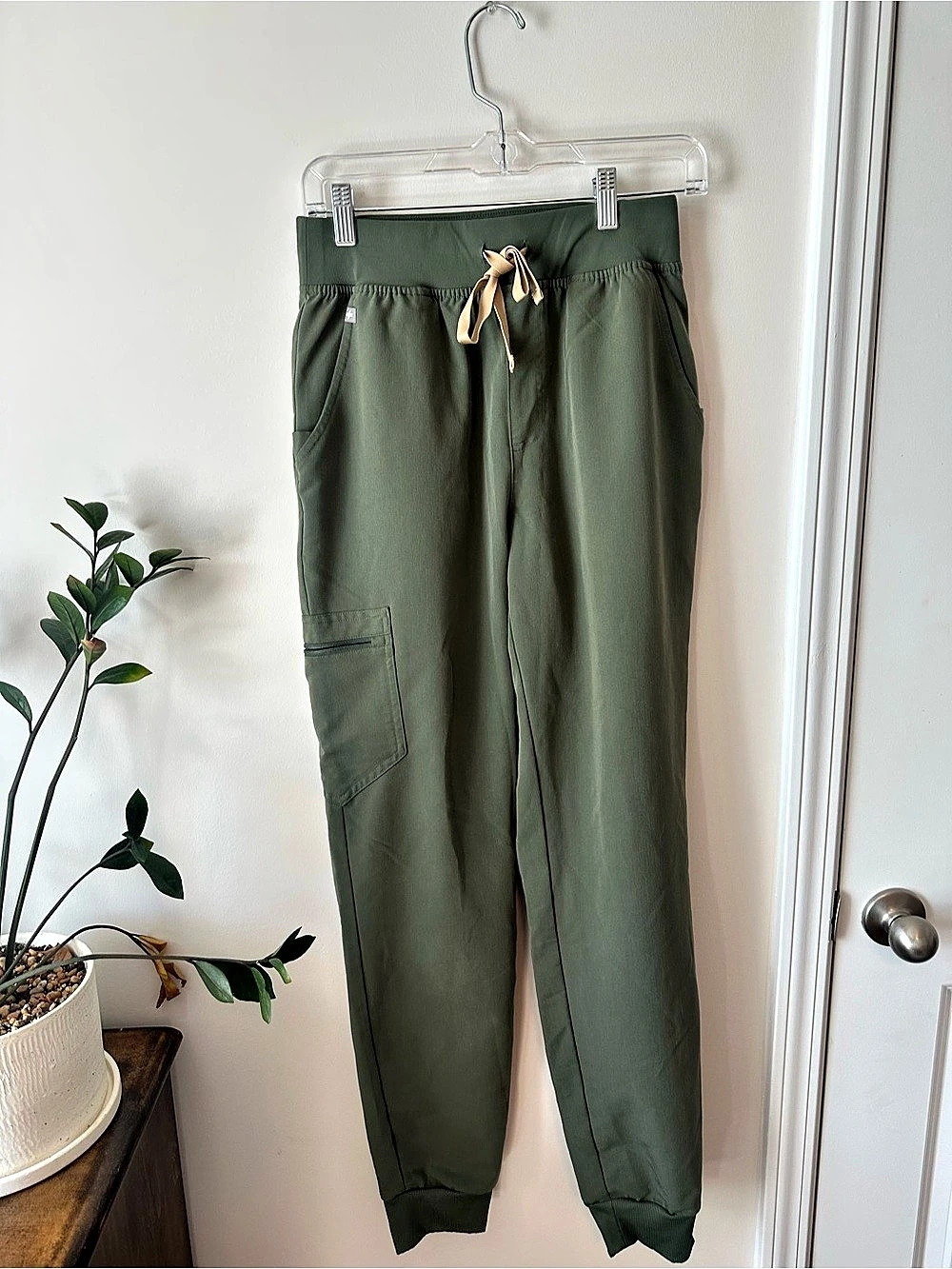 FIGS Zamora Jogger Scrub Pant in Olive